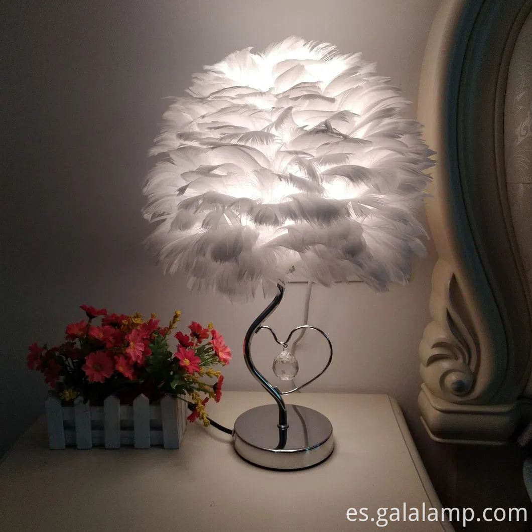 Lámpara de escritorio de ala de corazón de plumas elegante para la sala de estar para sala de estar